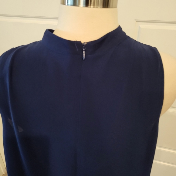 MAETTE WOMEN'S BLUE SLEEVELESS V NECK DESIGN TOP SIZE LARGE - Picture 4 of 10